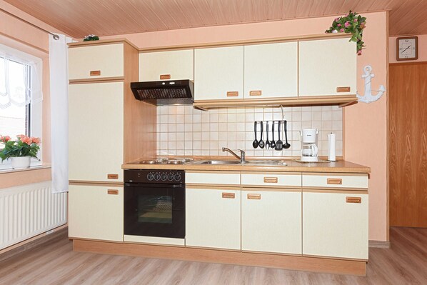 Fridge, oven, highchair - Apartment 2 - Huus kiek ut (Esens)