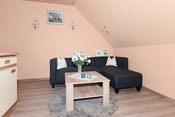 Wohnzimmer mit integriertem Küchenbereich