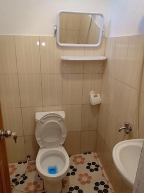 Shower, free toiletries - Sweet Time Bungalows (Koh Rong Sanloem)