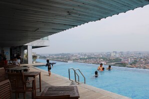 Kolam renang outdoor