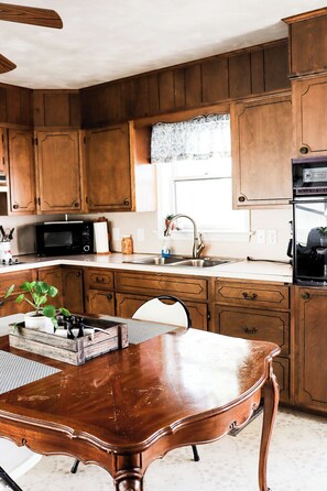 Een koelkast, een microgolfoven, een oven, een kookplaat