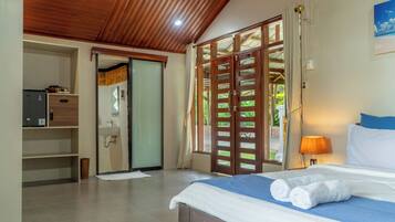 Bungalow Eksklusif, 1 Tempat Tidur Queen, balkon, pemandangan pantai | 1 kamar tidur, brankas, meja kerja, dan kedap suara