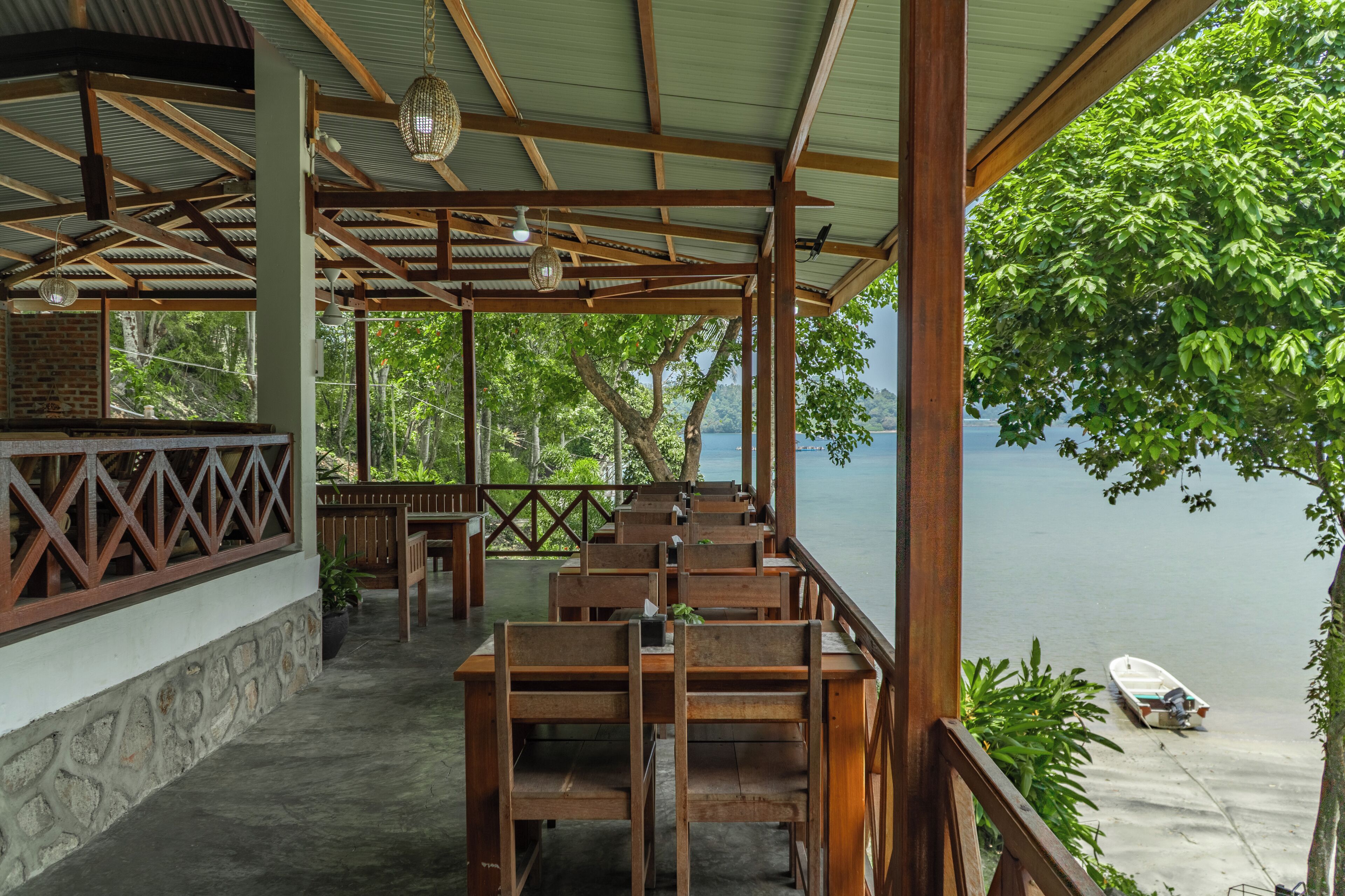 Breakfast, lunch and dinner served