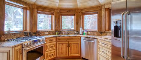 Køleskab, mikrobølgeovn, ovn, kogeplade