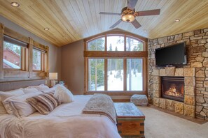 3 soverom, strykejern/-brett, internettilgang og sengetøy