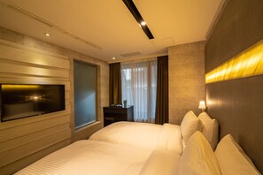 Deluxe Twin Room, 2 Twin Beds, City View | Minibar, desk, blackout drapes, soundproofing - Hotel Bell (Taichung)