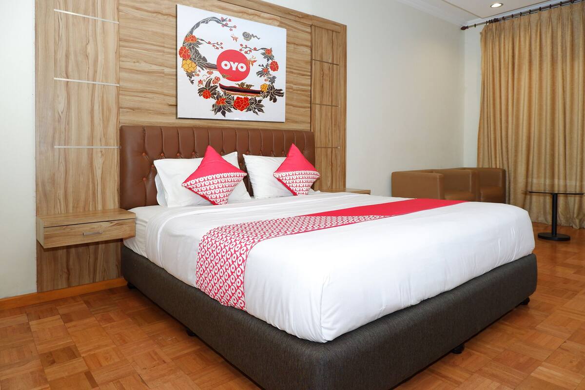 Desk, free WiFi, bed sheets