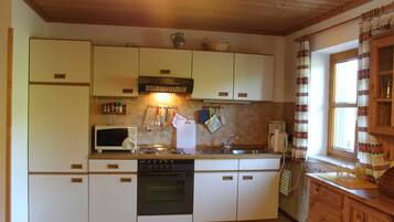 Frigorífico, horno, lavavajillas y trona infantil