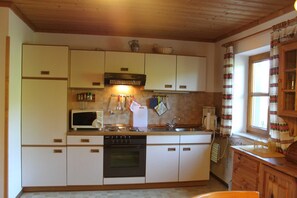Een koelkast, een oven, een vaatwasser, een kinderstoel