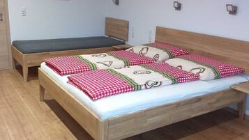 3 bedrooms, travel cot, WiFi, bed sheets