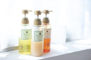 Combined shower/tub, deep soaking tub, free toiletries, hair dryer - Dotonbori Shinsaibashi Hotel (Osaka)