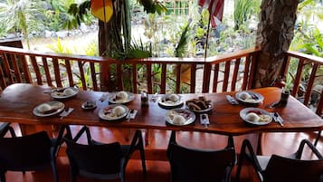 Desayuno de cocina local todos los días (con cargo)