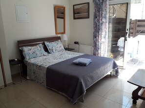 1 habitación, tabla de planchar con plancha, wifi gratis y ropa de cama