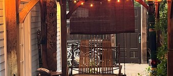 Steampunk Art Studio-Carriage House: Hot Tub, Firepit, yard, walkable, Near LODO