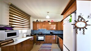 Villa, vue mer | Coin cuisine privé | Grand réfrigérateur, micro-ondes, four, plaque de cuisson
