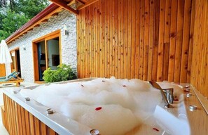 Villa, Pool View | Jetted bathtub