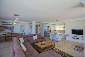 Villa | Zona de estar | Una televisión LCD