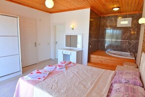 Villa | Desk - Villa Labne 1 (Kas)