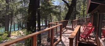 Maison au bord du lac avec 1000 sq / ft de terrasse avec vue imprenable sur l'eau.