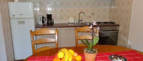 Frigorifero, forno, piano cottura, lavastoviglie