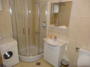 Toalettartikler (inkludert), hårføner, tøfler og håndklær