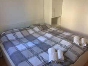 2 soverom, skrivebord, lydisolert og strykejern/-brett