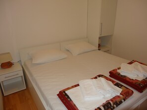 2 عدّة غرف نوم ومكتب وتجهيزات عازلة للصوت ومكواة/لو ح كي