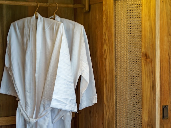 Familie villa, 4 slaapkamers | Badkamervoorzieningen | Een bad/douchecombinatie, een diep bad, gratis toiletartikelen