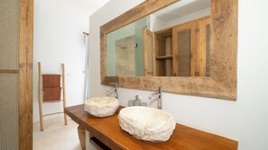 Family Villa, 4 Bedrooms | Bathroom | Combined shower/bathtub, deep-soaking bathtub, free toiletries - Villa Metisse by Villa Finder (Seminyak)