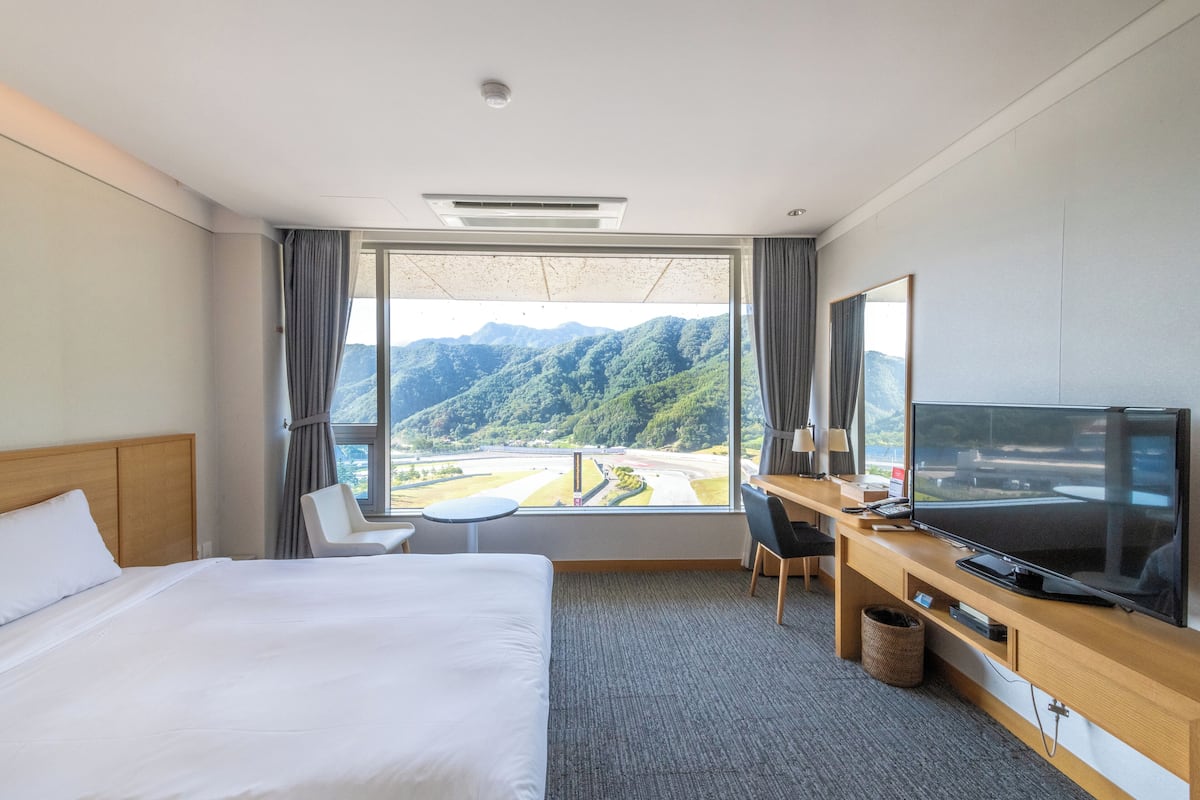 Cortinas blackout, wifi gratis y ropa de cama