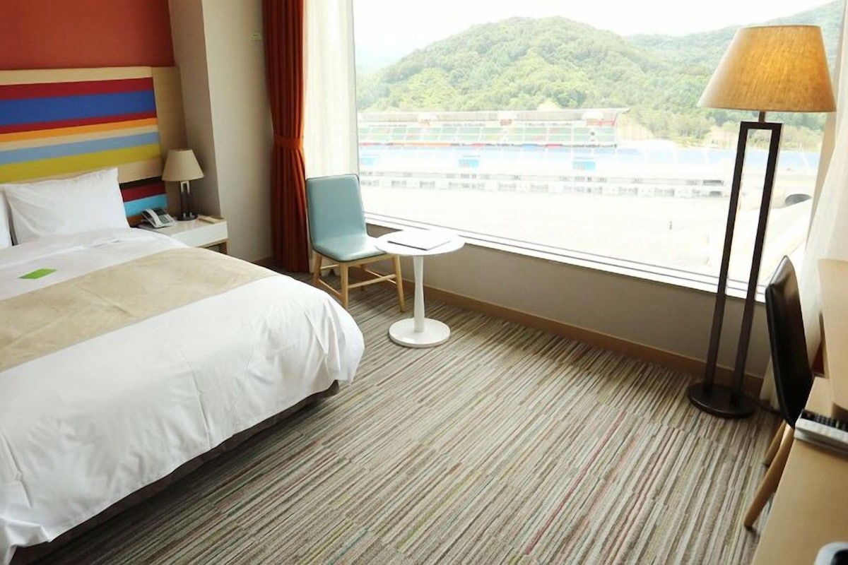 Blackout drapes, WiFi (free), bed sheets