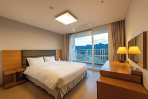 ห้องแฟมิลี่สวีท, 2 ห้องนอน, ห้องครัวขนาดเล็ก (35 PY) | ผ้าม่านกันแสง, Wi-Fi ฟรี, ผ้าปูที่นอน, ทางสำหรับรถเข็น