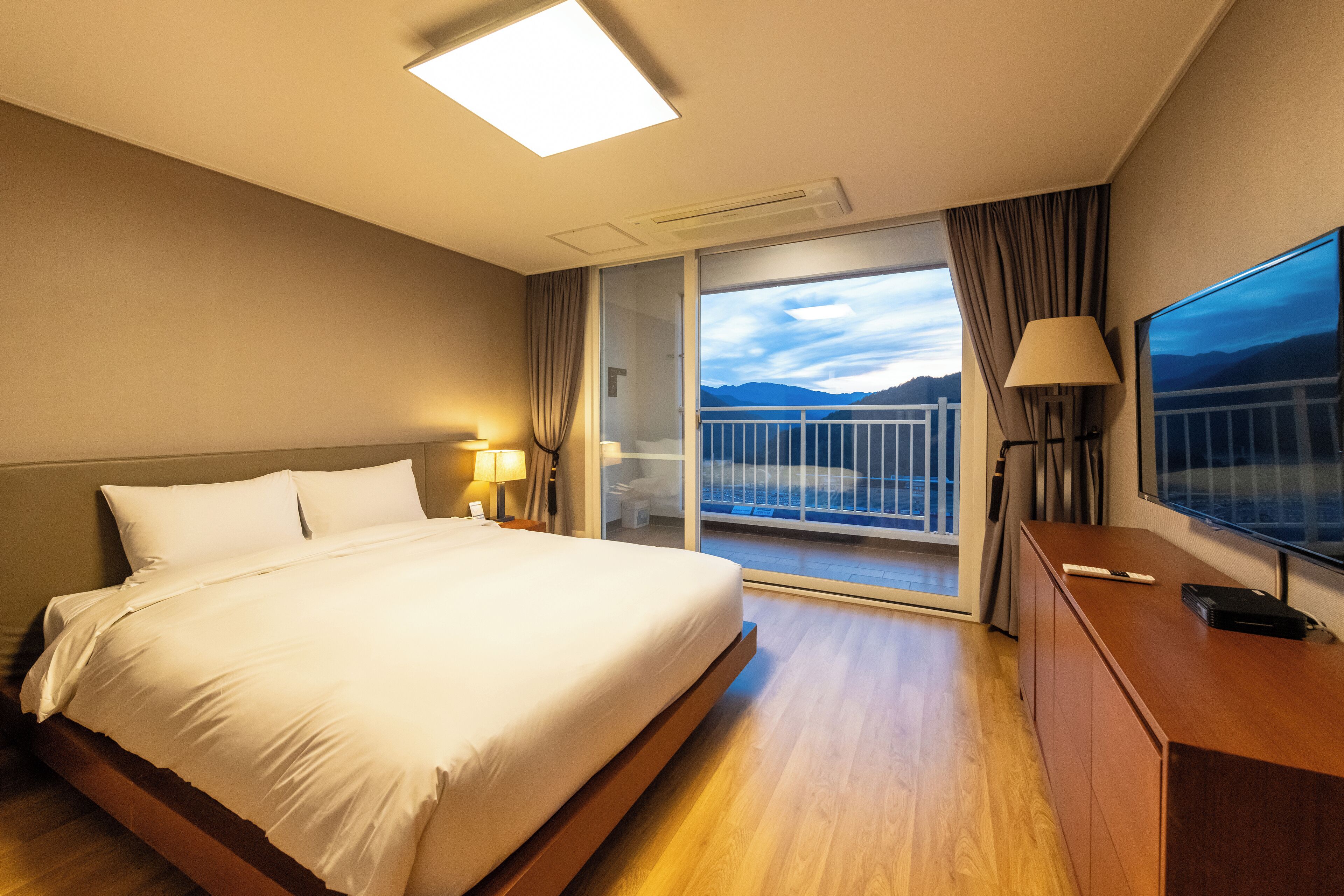 Cortinas blackout, wifi gratis y ropa de cama 