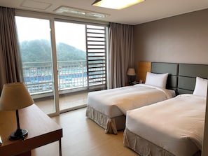 Suíte família, 2 quartos, cozinha americana (35 PY) | Cortinas blackout, Wi-Fi de cortesia, roupa de cama