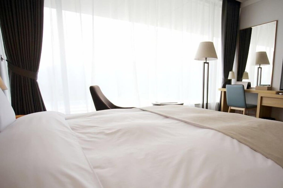 Blackout drapes, WiFi (free), bed sheets