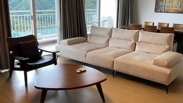 Familienapartment, 2 Schlafzimmer, Kochnische (35 PY) | Verdunkelungsvorhänge, kostenloses WLAN, Bettwäsche, Rollstuhlgeeignet