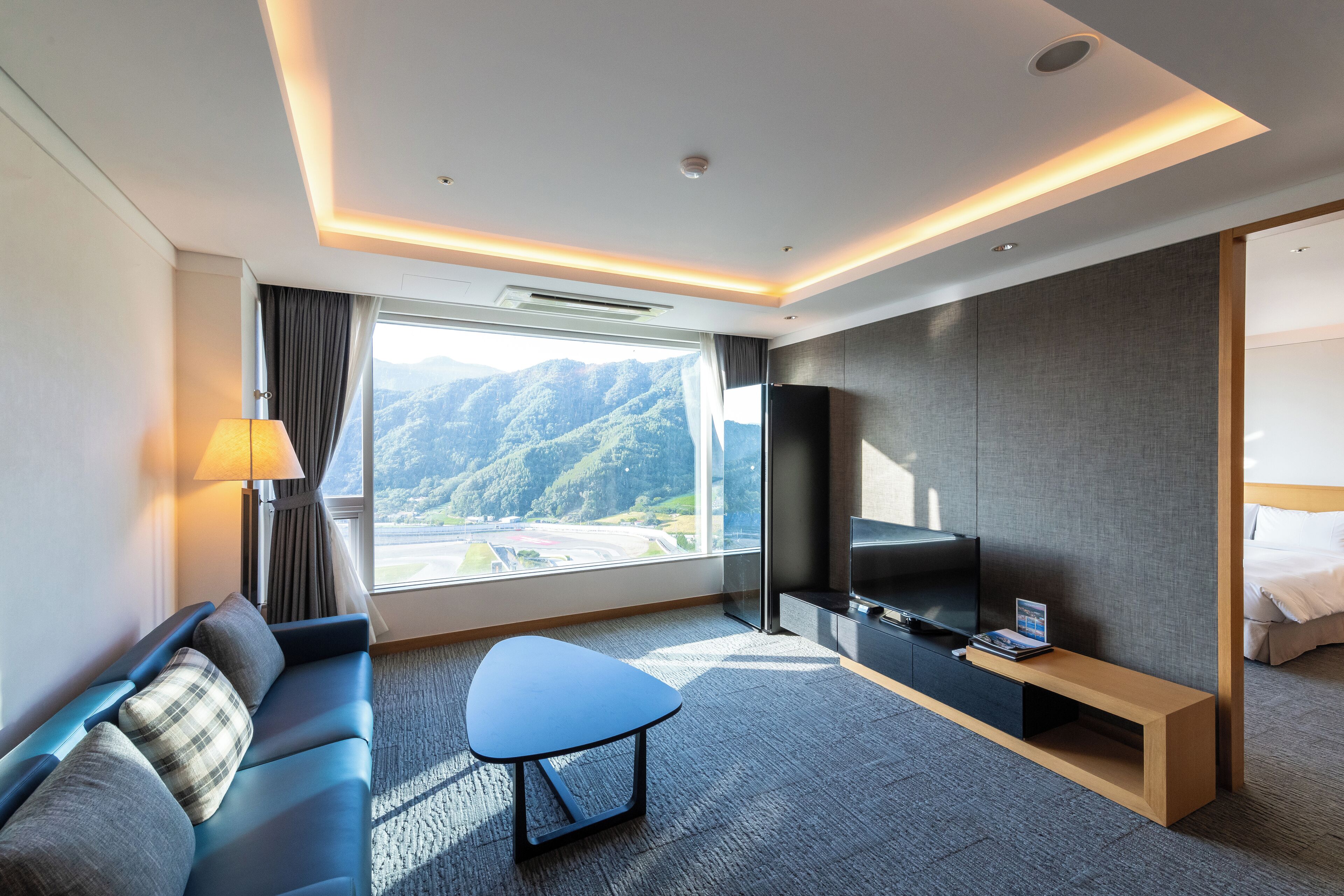 [Hotel] Suite Room | Blackout drapes, free WiFi, bed sheets, wheelchair access