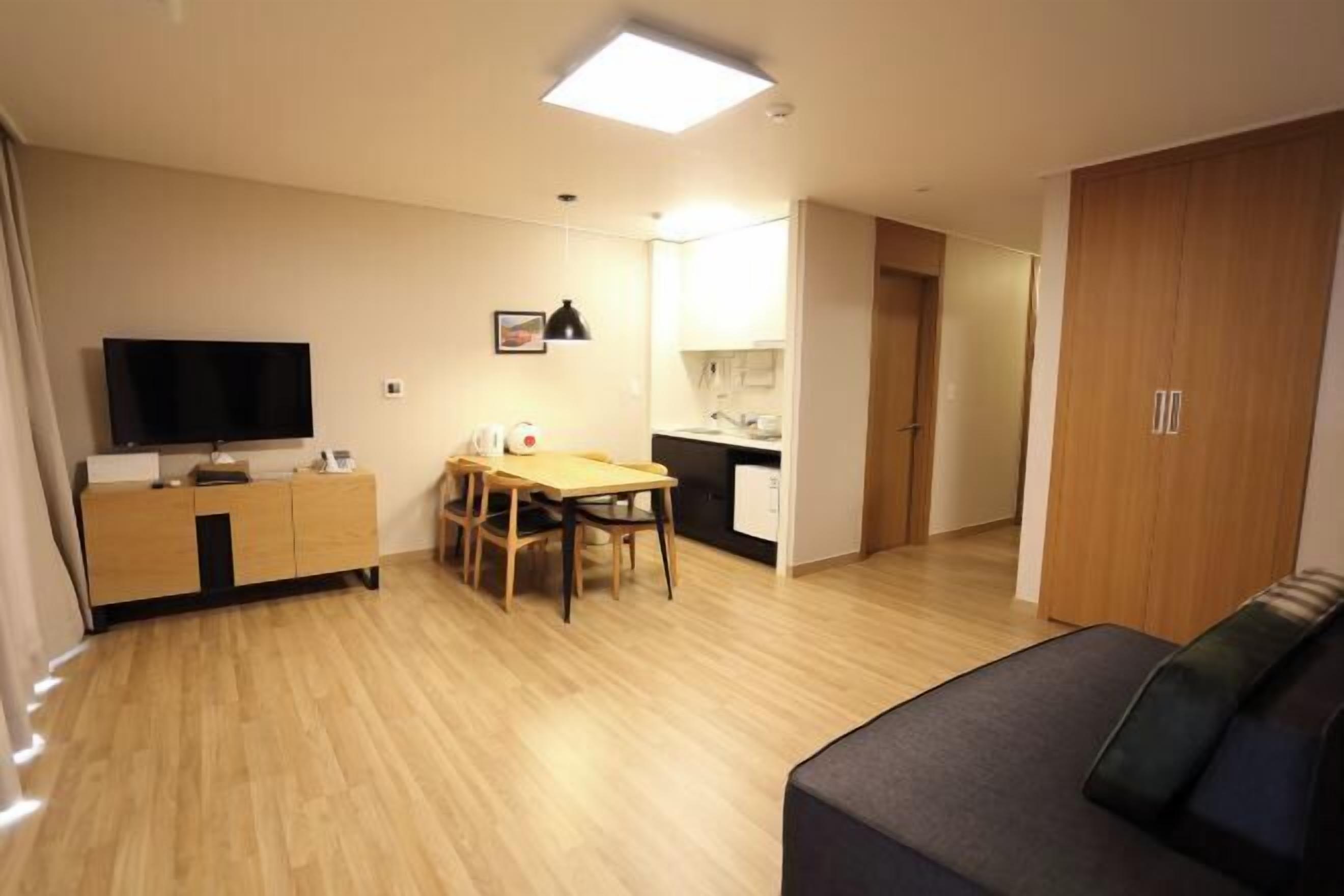 Living area | 42-inch Smart TV with cable channels