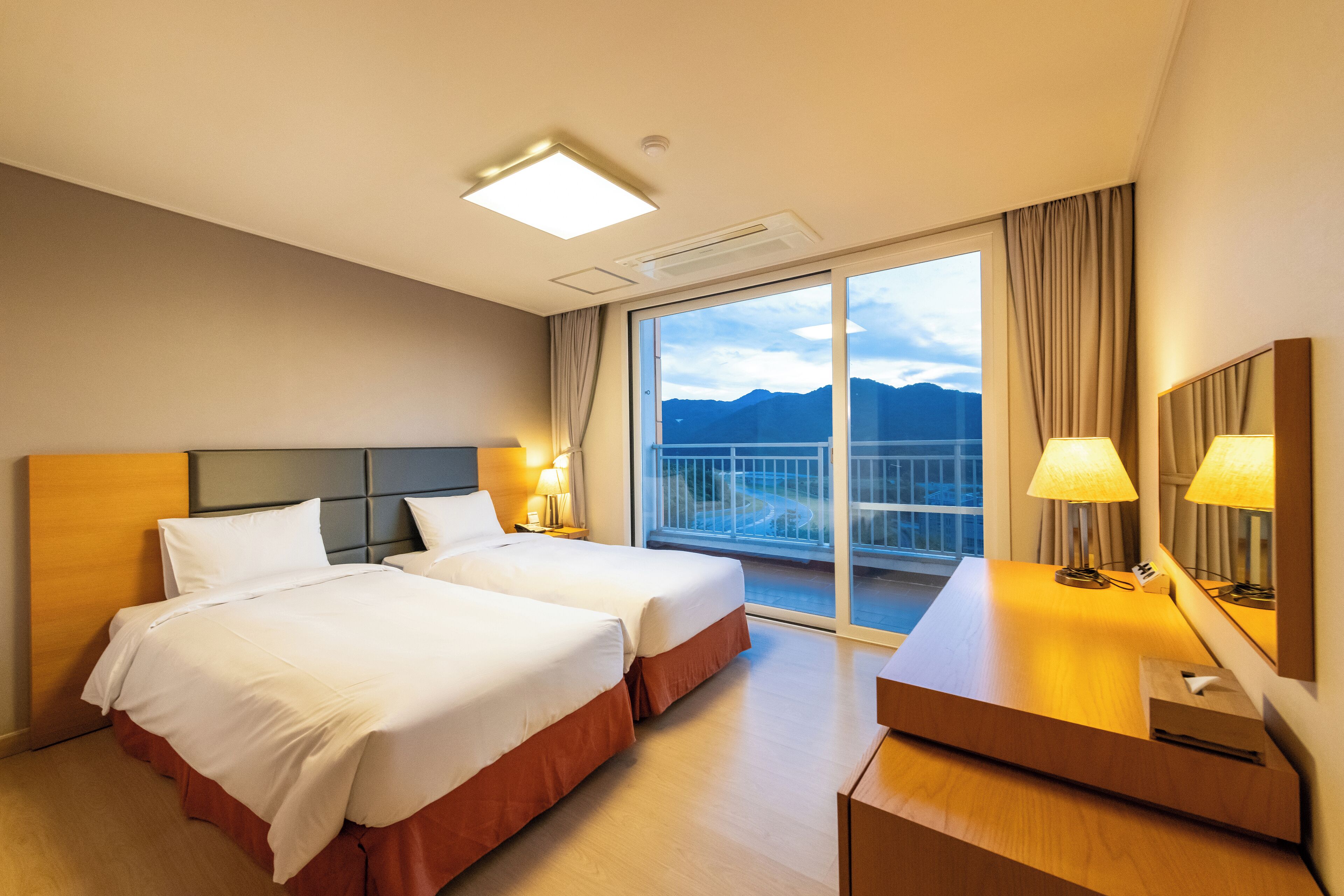 [Condominium] Family Suite Twin | Blackout drapes, free WiFi, bed sheets, wheelchair access