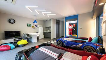 Cortinas blackout, wifi gratis y ropa de cama