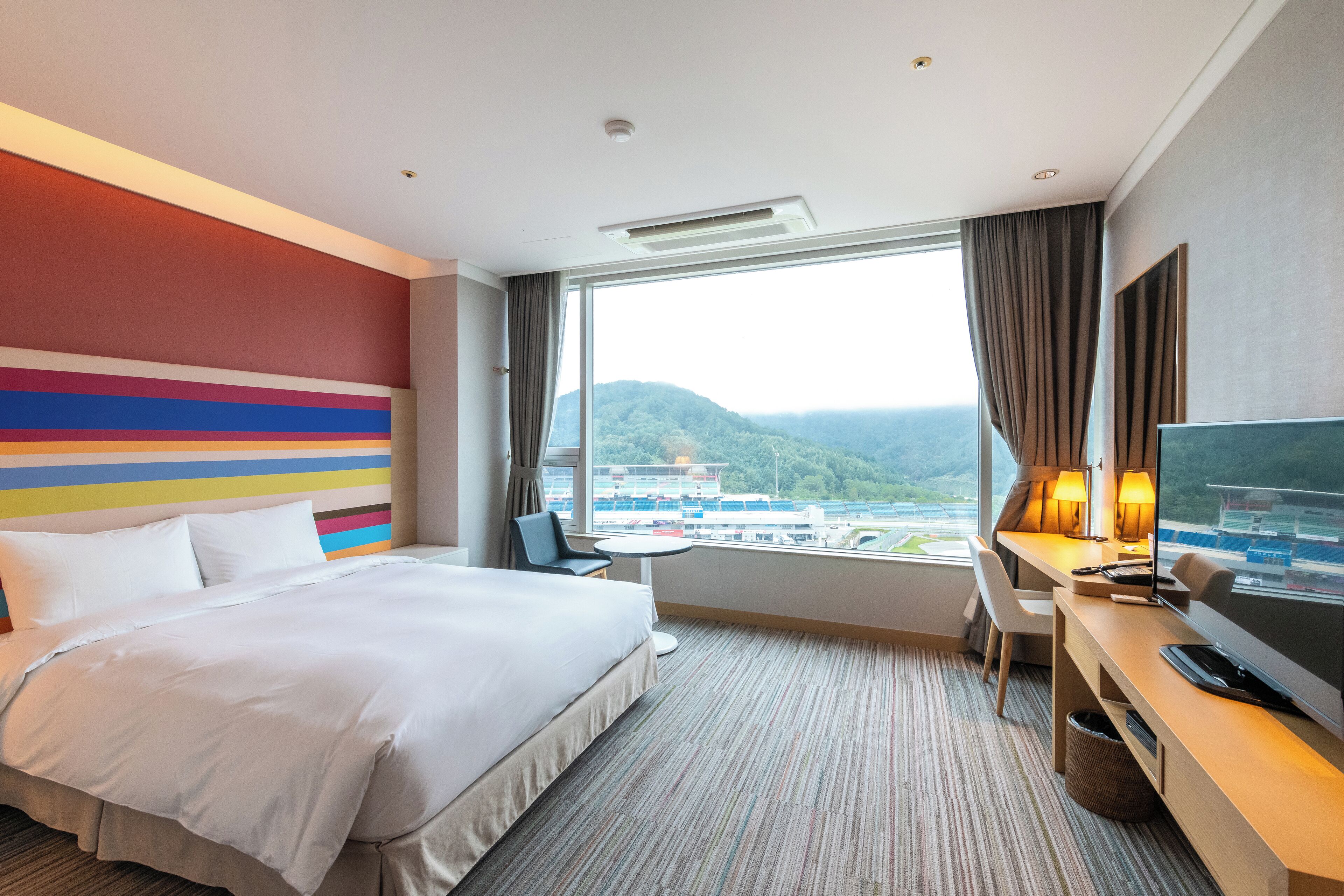 [Hotel] Deluxe Double | Blackout drapes, free WiFi, bed sheets, wheelchair access