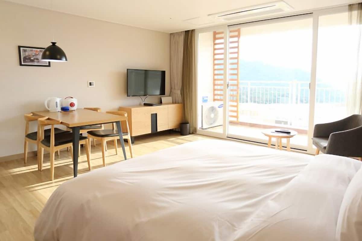 Familie tweepersoonskamer, kitchenette (24 PY) | Verduisterende gordijnen, gratis wifi, beddengoed, rolstoeltoegankelijk