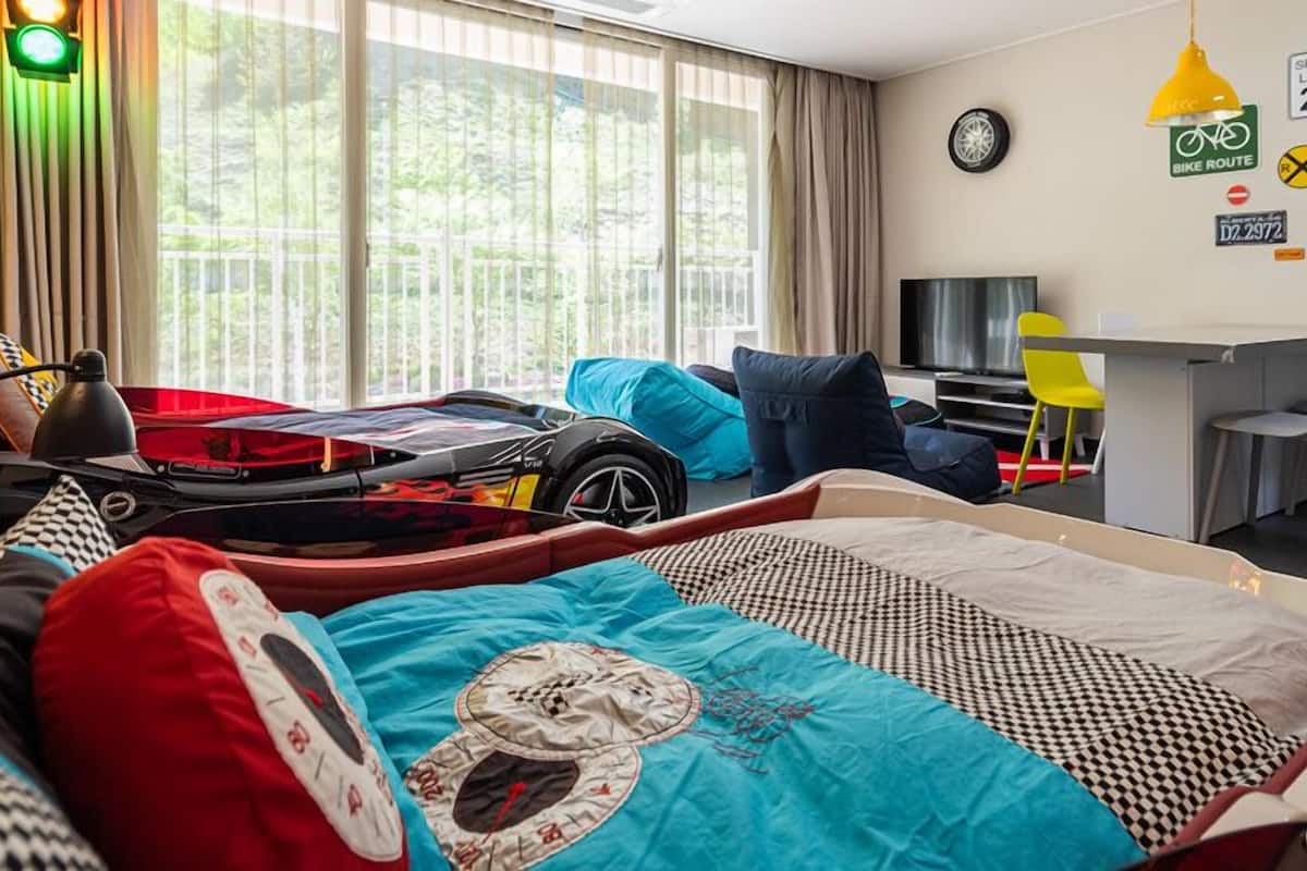 Kids Room | Escrivaninha, cortinas blackout, Wi-Fi de cortesia, roupa de cama