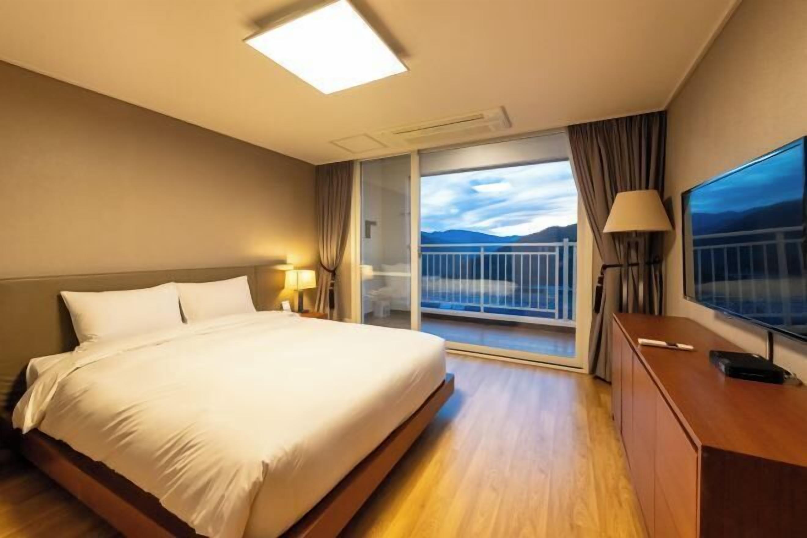 Blackout drapes, free WiFi, bed sheets, wheelchair access