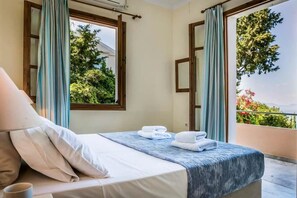 Huvila, 4 makuuhuonetta, yksityinen uima-allas, merinäköala | 4 makuuhuonetta, ilmaiset vauvansängyt, ilmainen Wi-Fi, vuodevaatteet