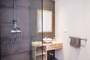 Baignoire, sèche-cheveux, serviettes fournies