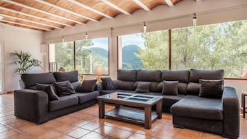 Een televisie, een open haard, een dvd-speler en een tafeltennistafel