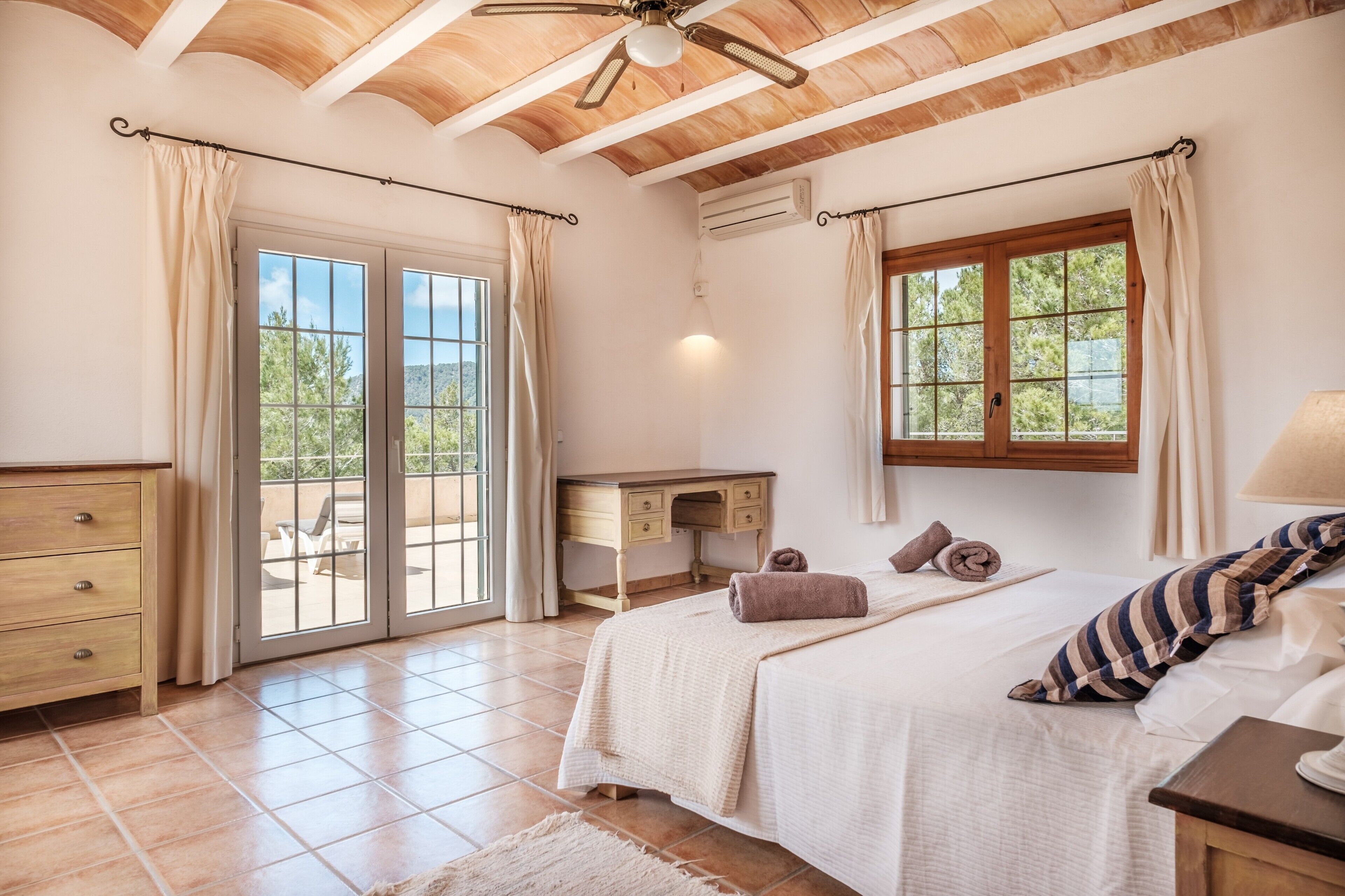 4 bedrooms, iron/ironing board, free WiFi, bed sheets