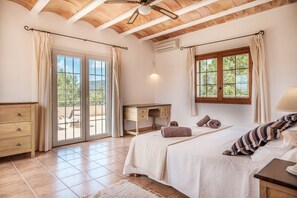 4 bedrooms, iron/ironing board, free WiFi, bed sheets