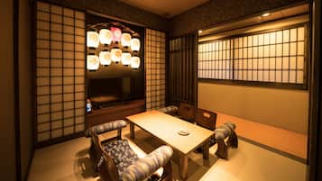 Habitación cuádruple Deluxe (Gion) | Área de sala de estar | Televisión de pantalla plana de 32 pulgadas con canales digitales